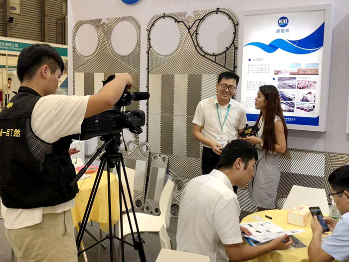 工業廢水處理廠家小蝌蚪影院上海展會現場新聞媒體采訪